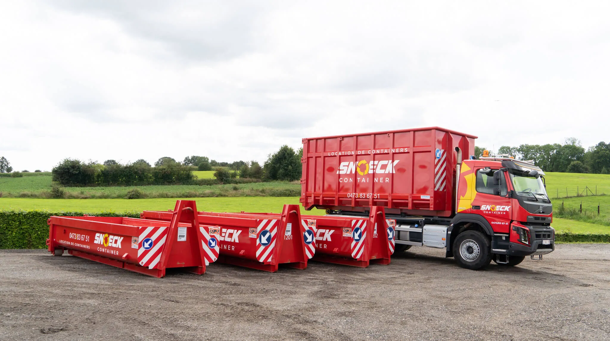 Camion et containers rouges Snoeck Container pour la location